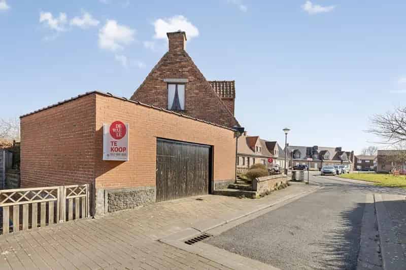 Te renoveren huis met 4 slaapkamers te Ieper