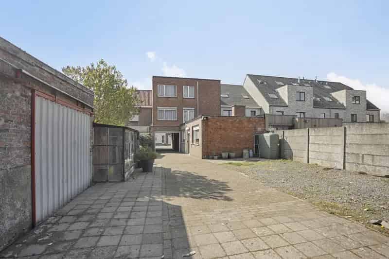 Huis te huur Vrasene: Ruime woning te moderniseren