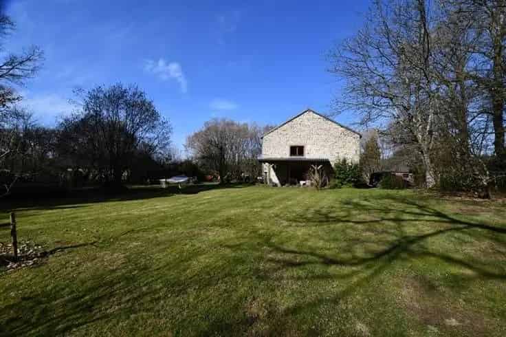 Landhuis Te Koop: Romantische Woonhoeve met Grote Tuin