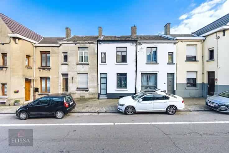 Huis Te Koop: Gerenoveerde gezinswoning met 3 slaapkamers en tuin