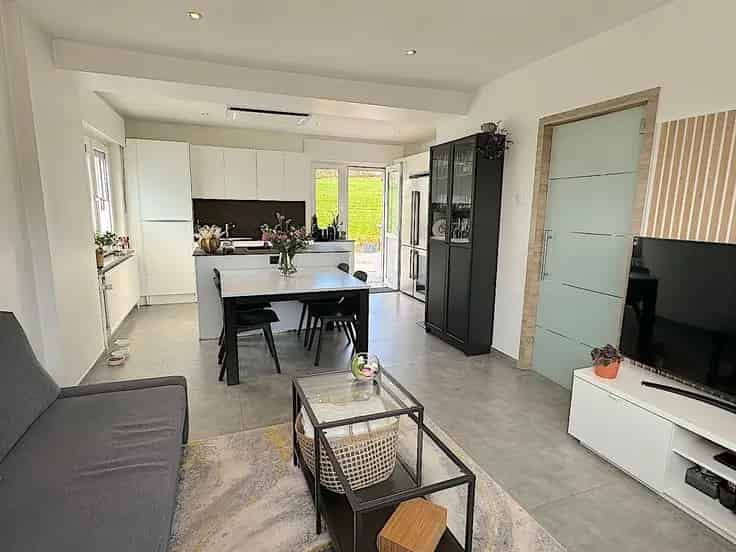 Bungalow Te Koop: 2 slaapkamers, groot terras, nabij winkels