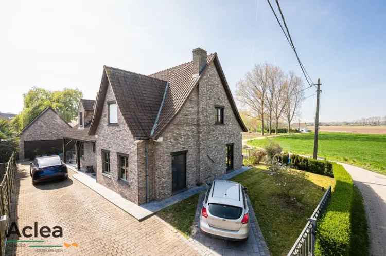 Rustig Gelegen Villa in Landelijke Stijl