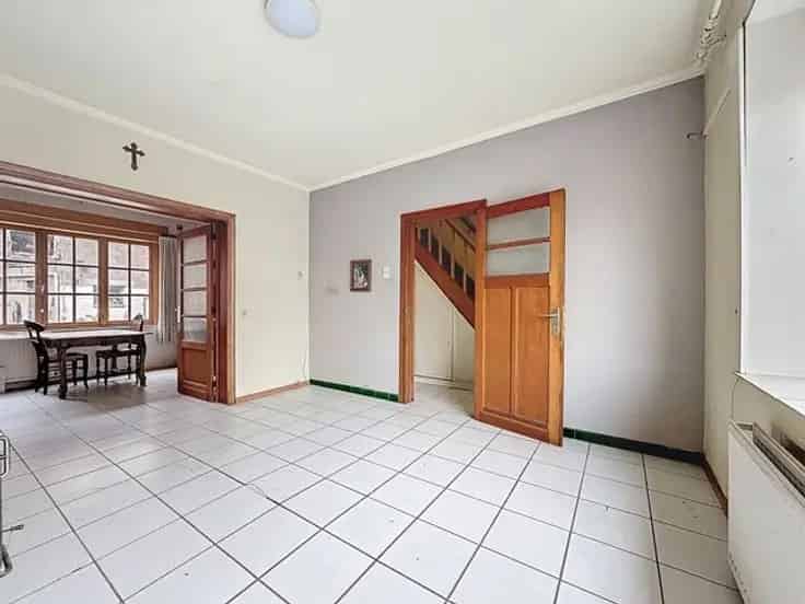 Huis Te Koop met Hangaars en Tuin
