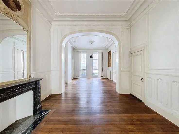 Herenhuis te koop met appartementen in Namen met authentieke charme