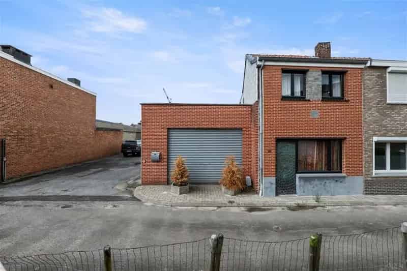 Twee Woningen te Renoveren met 16 Garages te Tongeren