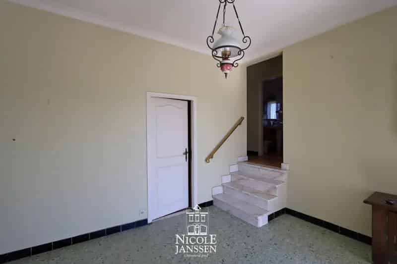 Woning met loods stallen