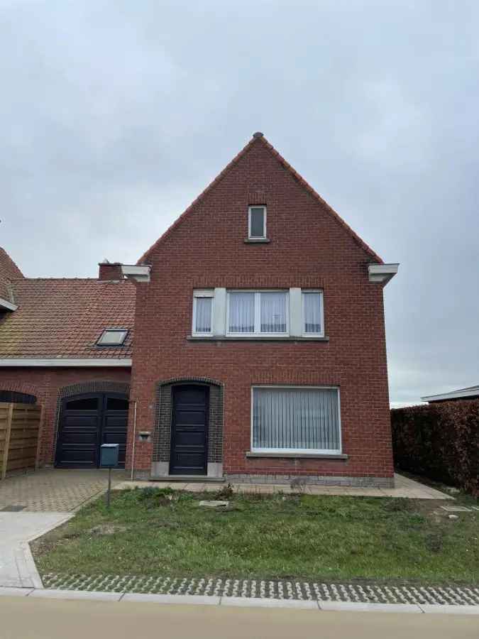 Rustig en gunstig gelegen drie-slaapkamer woning met garage en grote tuin.  Nabij het centrum van Oostnieuwkerke met vlotte verbinding naar Roeselare