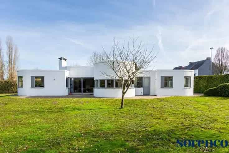 Villa Te Koop Kontich: Architecturale Laagbouwvilla met Praktijk