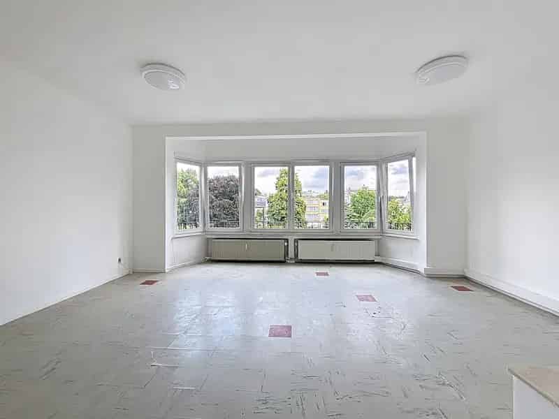 Appartement te huur Laken: Lichtrijk appartement met balkon en kelder