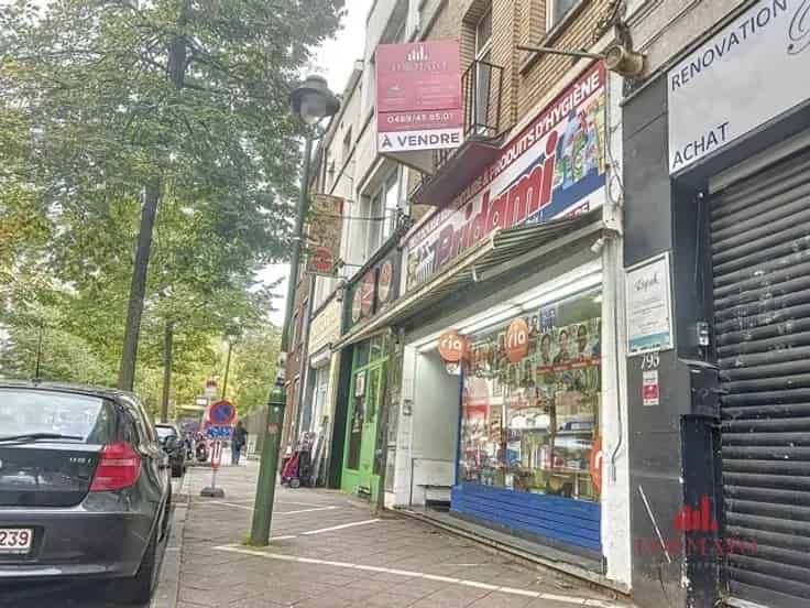 Te Koop Appartementenblok - 3 Appartementen  Handelsruimte