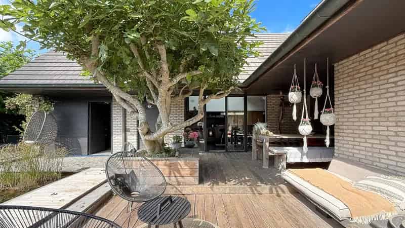 Huis te Koop: Exclusieve Villa met Praktijkruimte en Stijlvolle Tuin