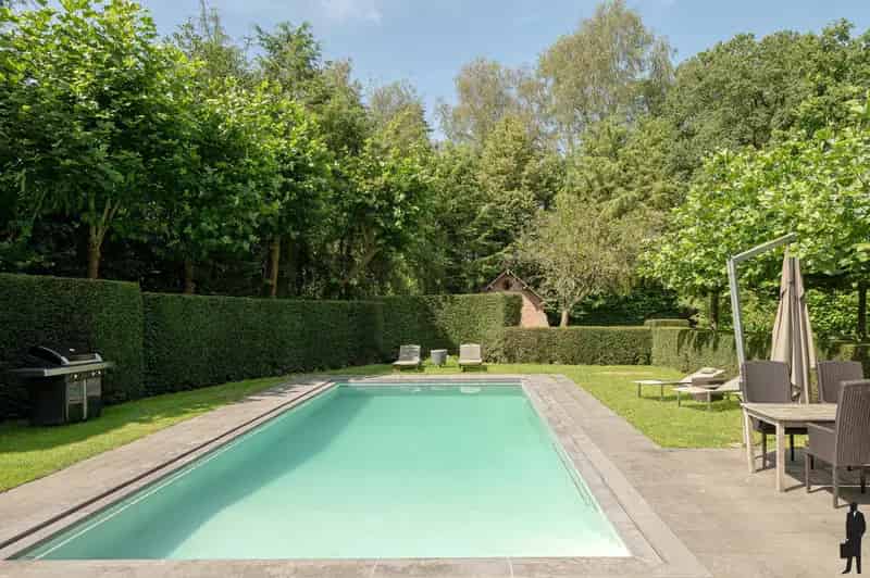 Huis te huur: Moderne villa met 5 slaapkamers, zwembad en bijgebouw