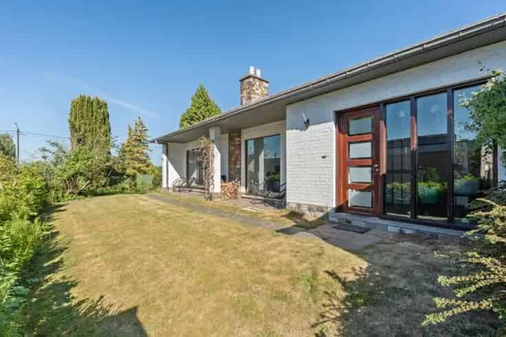 Bungalow Te Koop: 4 Slaapkamers, Ruime Tuin en Garage