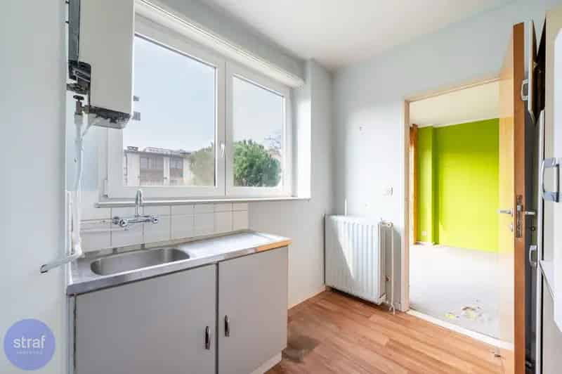 Bel-"etage met veel potentieel en geweldige ligging