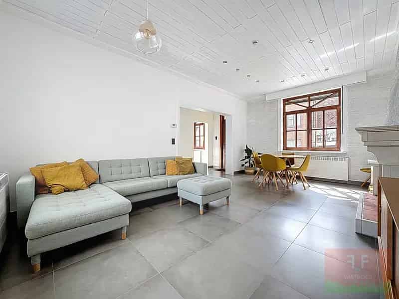 Huis te huur: 3 slaapkamers, 2 garages, grote tuin