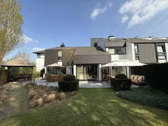 Astrid 171 Kraainem: 4 Slaapkamers Architectenhuis Tuin Garages