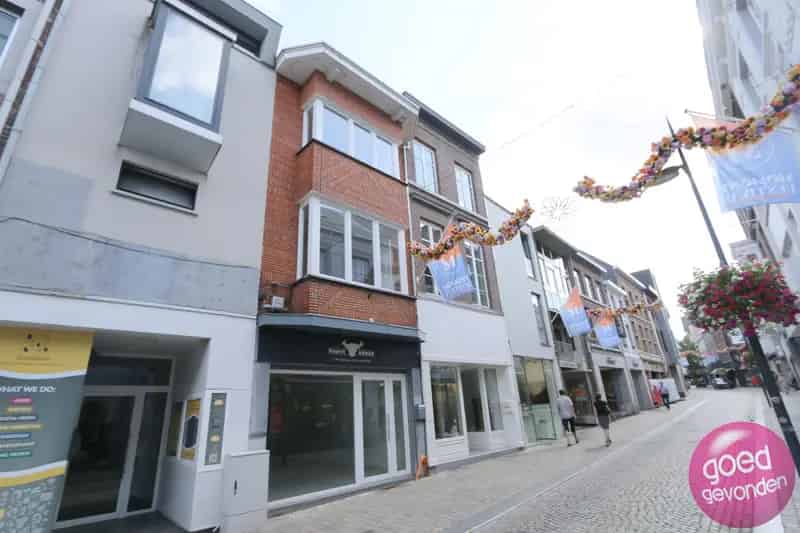 Handelspand met Woonst Te Koop Centrale Ligging