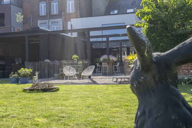 Herenwoning Izegem te koop: gerenoveerd met handelsruimte en luxe woonst