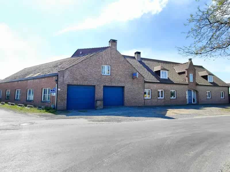 Ruime Villa met Loods te Huur