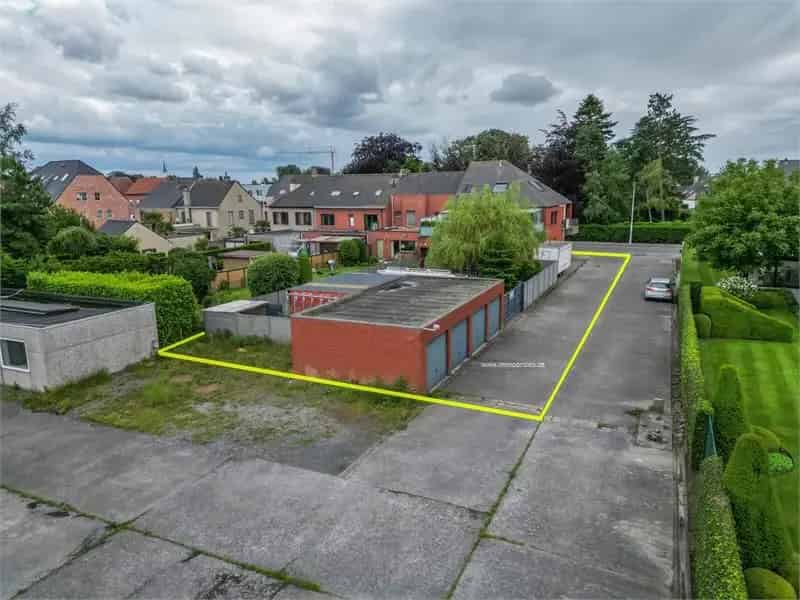 Kantoorruimte met Duplex Appartement en Garages te Eeklo