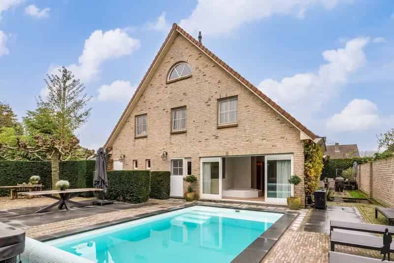 Vrijstaande woning met zwembad 967m2