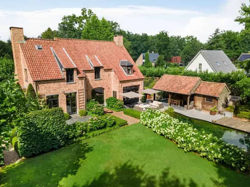 Recente villa met poolhouse en zwemvijver te Zoersel