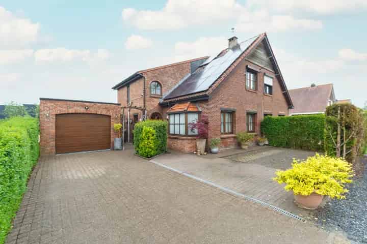 Ruime woning te Lier met 2 slaapkamers, grote garage en veranda