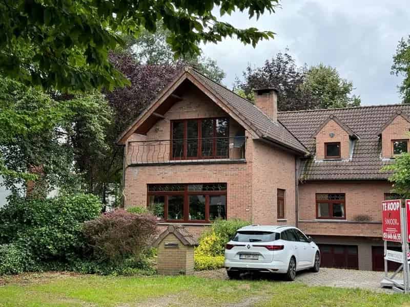 Villa te koop Brasschaat grote tuin rustige straat