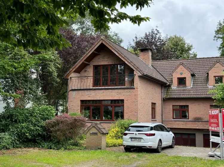 Te koop villa Brasschaat karaktervolle half open met grote tuin