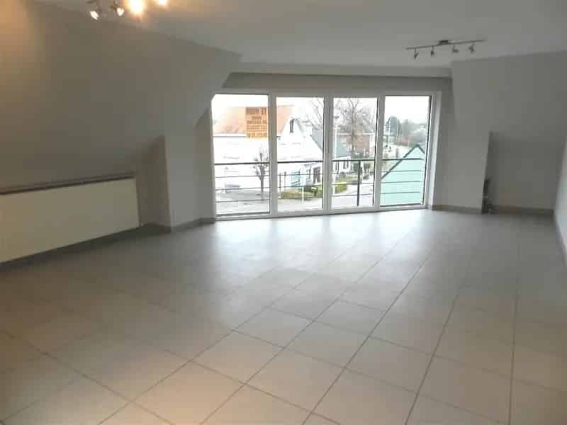 Appartement te koop met groot terras en carport