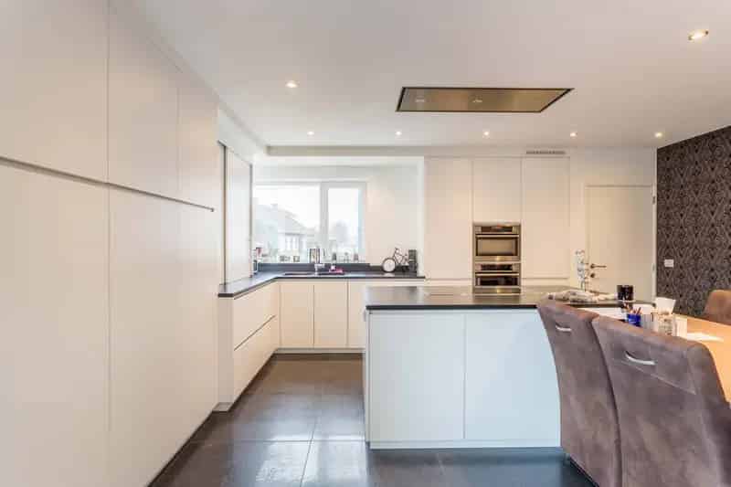 Moderne Villa met Loods te Ingelmunster: Luxe Wonen en Commercieel