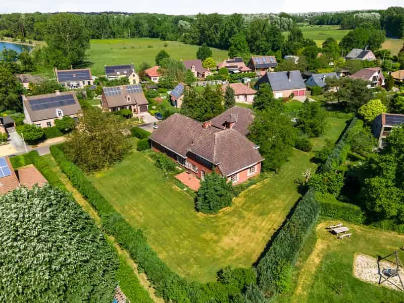 Riante hoeve met bijgebouw te Oelegem