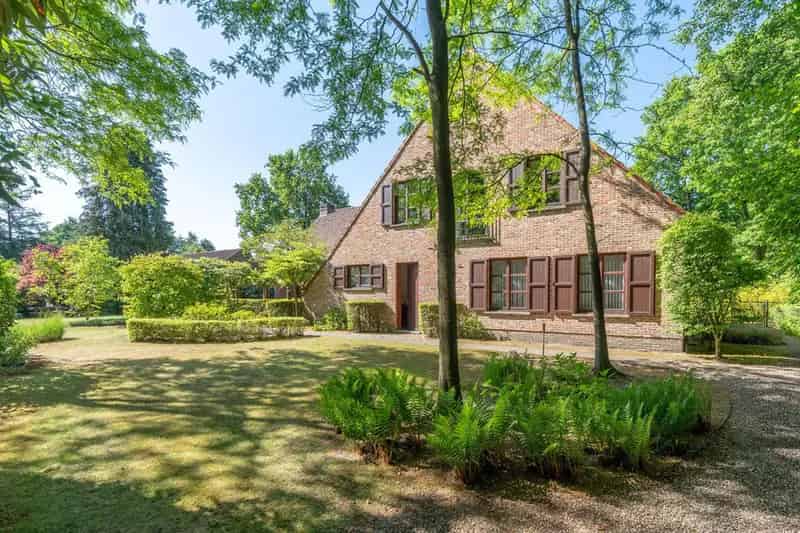 Ruime villa met 6 slpk op 2.295 m² grond met veel privacy