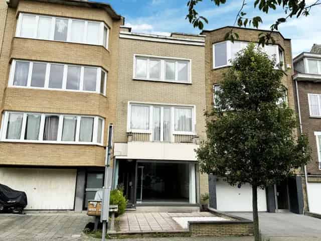 Huis te koop Woluwe-Saint-Lambert: Commercieel pand met woonst