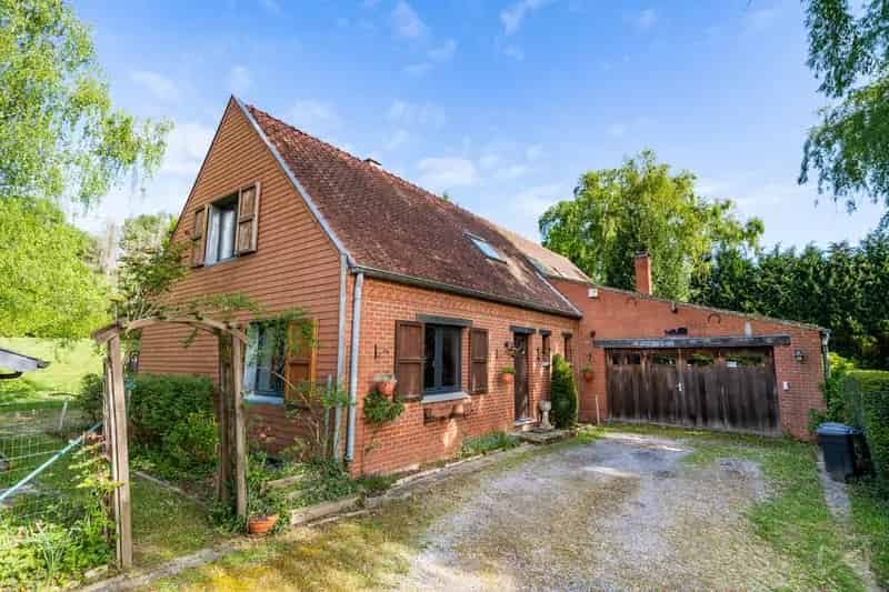 Huis te huur Lasne: Charmante villa 299m² met 5 slaapkamers en tuin
