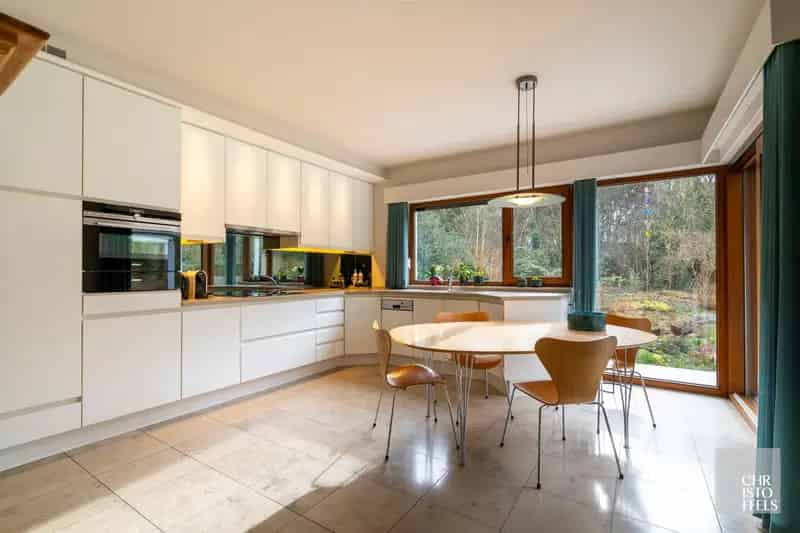 Villa 496m2 met kantoren 2400m2 perceel