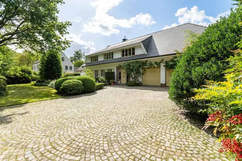 Villa met binnenzwembad en tennisterrein