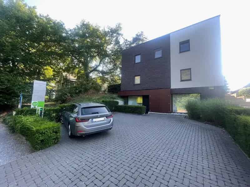 Genk, Winterslagstraat 89/1: Instapklare, bemeubelde bureelruimte incl. parking vlakbij het centrum.