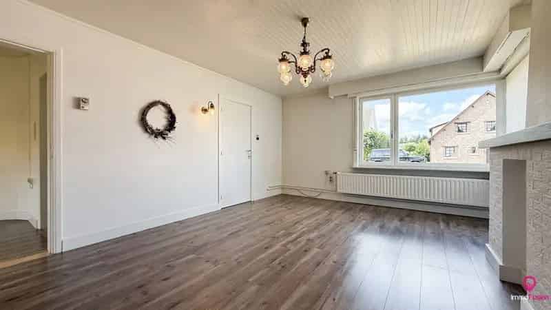 Gelijkvloerse open bebouwing op 6a45 met tuin & garage!
