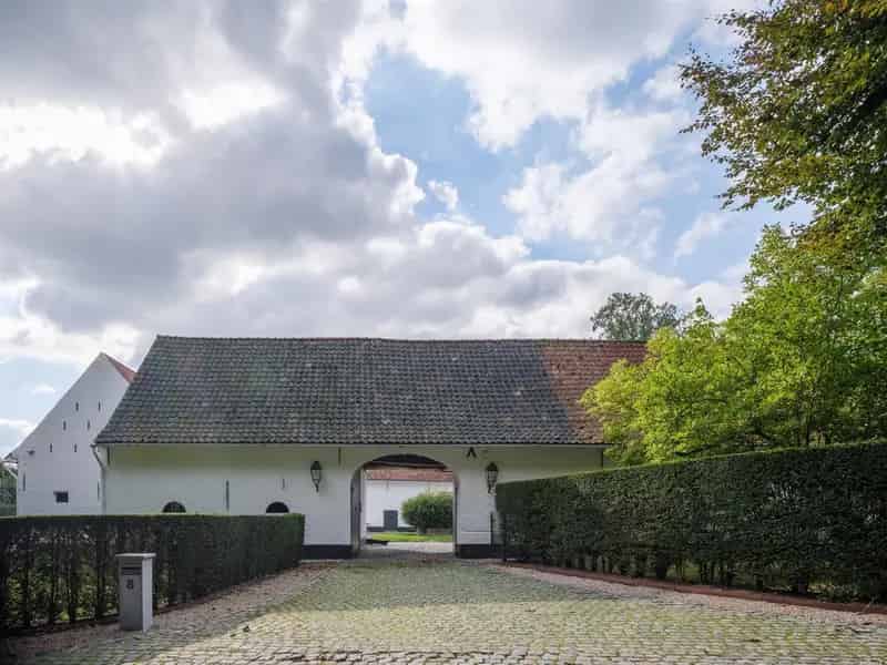 Authentieke Vierkantshoeve te Koop in Dikkelvenne