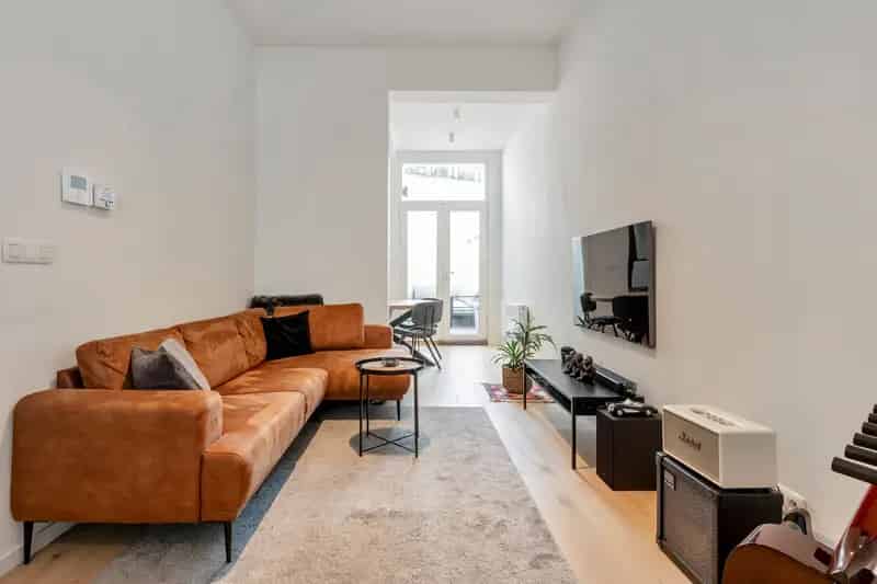 Recent gerenoveerd gelijkvloers appartement met terras te koop