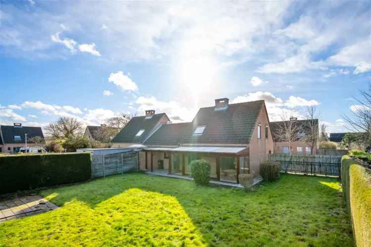 Goed gelegen halfopen bebouwing met drie slaapkamers en grote tuin te Erpe-Mere