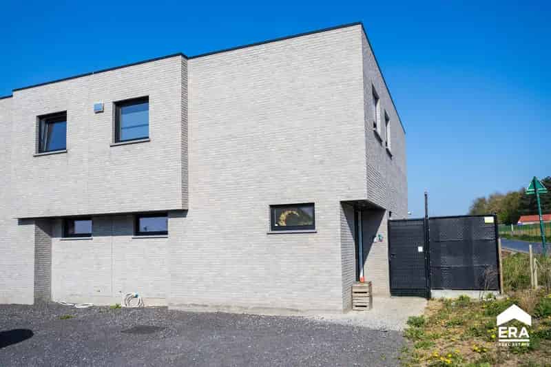 Huis te koop Zonnebeke: 3 slaapkamers, dubbele garage, tuin