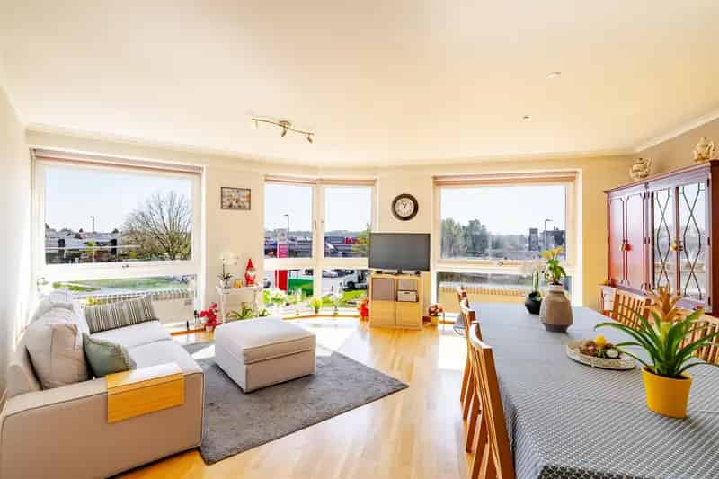 Zonnig hoekappartement met garage te koop