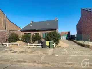 Huis te koop Nederhasselt - Af te werken woning met tuin en garage