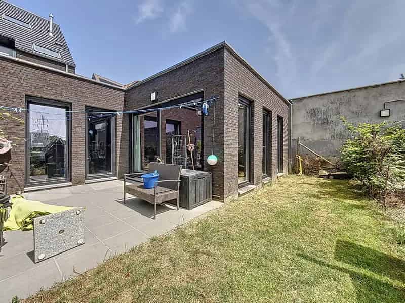 Appartement te koop: Modern 1 slaapkamer appartement met tuin en garage