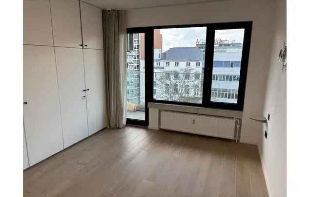 Huur 3 slaapkamer appartement van 180 m² in Antwerp