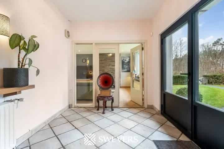 Recent gerenoveerde open bebouwing met 5 slaapkamers op 96a