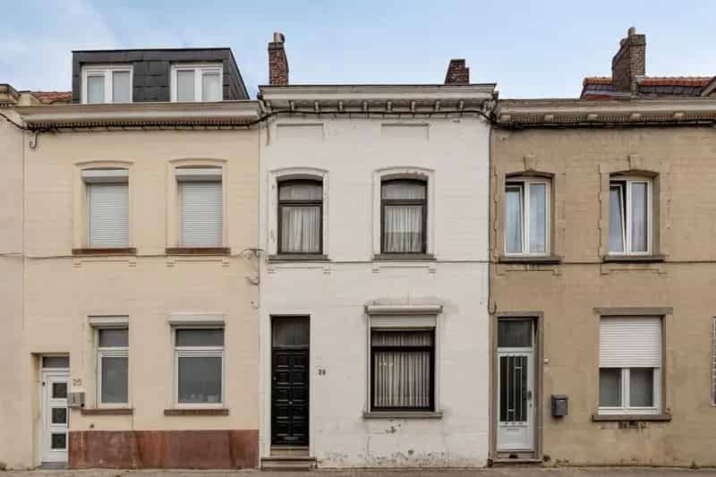 Te renoveren woning met 4 slaapkamers nabij scholen