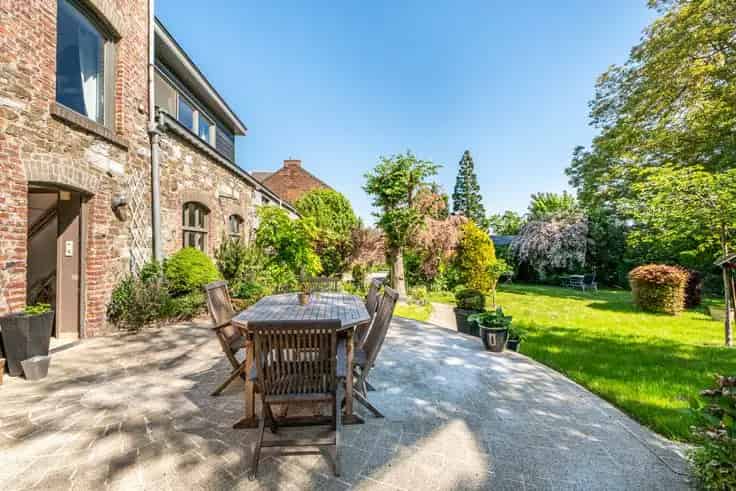 Huis Te Koop: Gelijkvloers met Kantoren, Meerdere Slaapkamers en Tuin